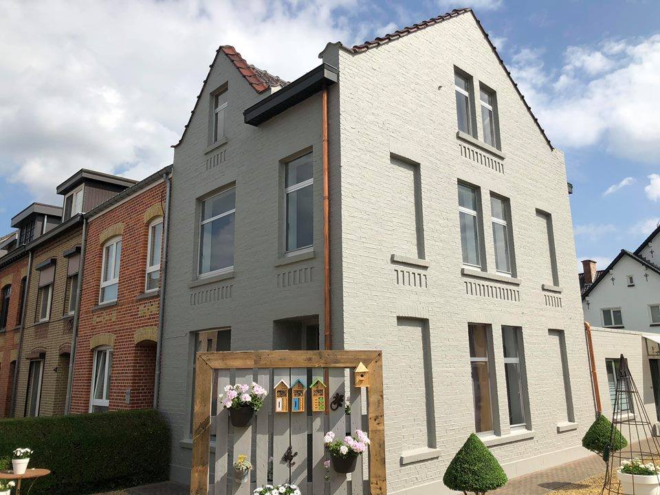 Volledig geschilderde gevel van een karaktervolle woning