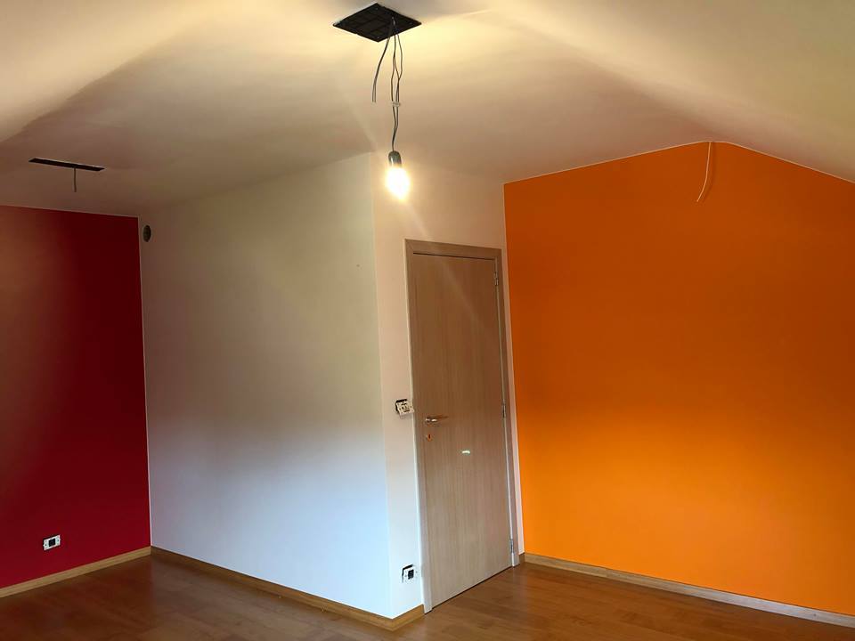 Interieur met warme rode en oranje accentmuren